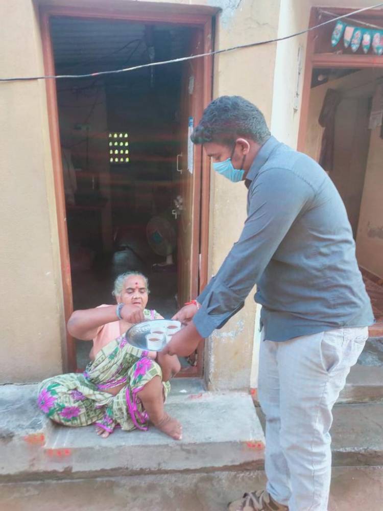 கபசுர குடிநீர் வழங்கினார் நடிகர் விஷாலின் செயலாளர் ஹரி