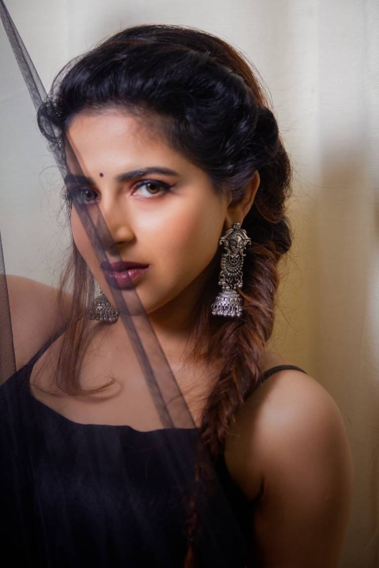 Actress Ishwarya Menon looks stunning in these pictures