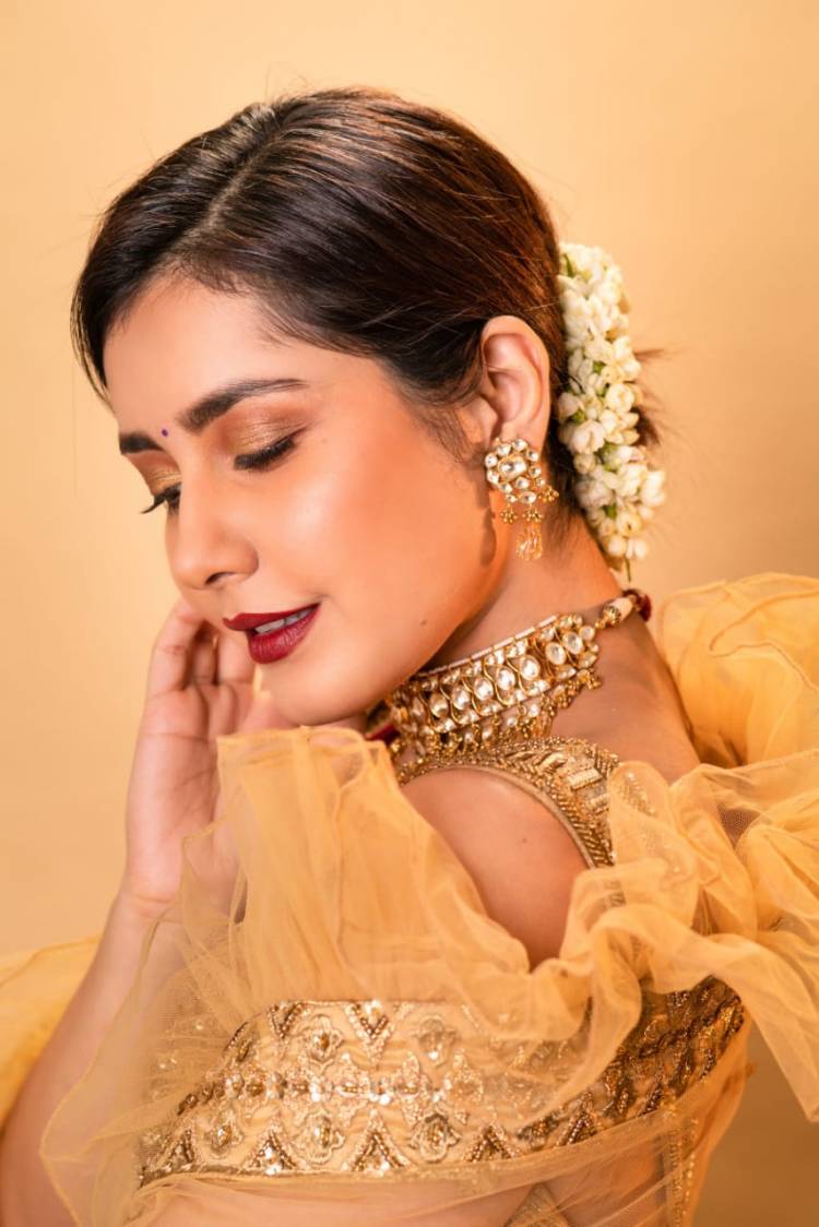 Actresss Raashikhanna looks beautiful in these pictures from her  photoshoot