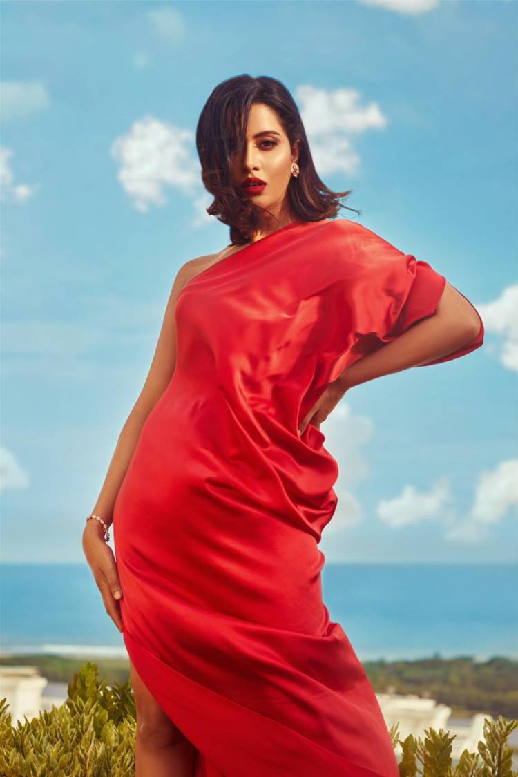 Actress #RaizaWilson looks ravishing in red!! 