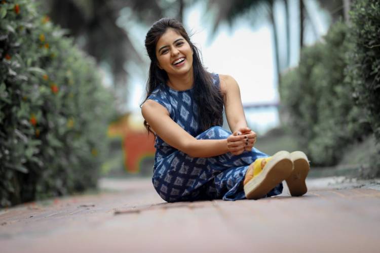 Keeping it casual and cool! Latest pictures of #AmrithaAiyer.