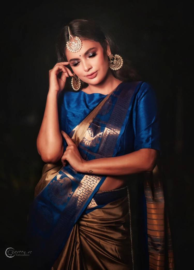 Actress #NanditaSwetha strikes a series of interesting and impressive poses in a beautiful blue saree!