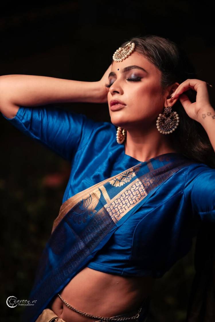Actress #NanditaSwetha strikes a series of interesting and impressive poses in a beautiful blue saree!