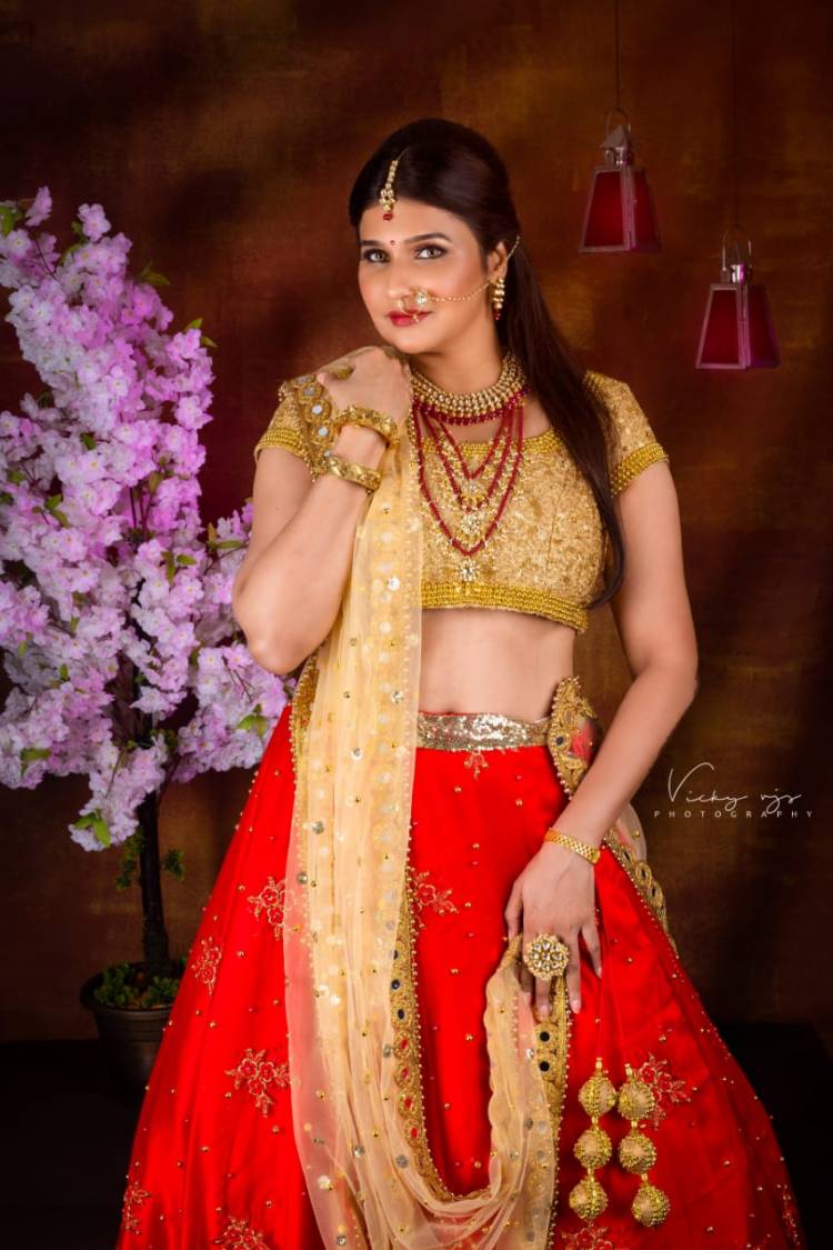 Here is the Classy look of an Alluring fashionista with her Homely and Traditional attire Actress #Anjenakirti In Her Latest Photoshoot Stills!
