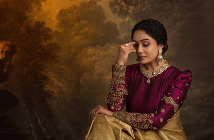 Actress #Abhirami's Latest Photoshoot Stills Brings Out The Light & Elegance Of The New Trend.