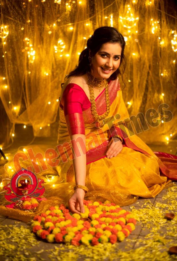 Spreading cheer and sending good wishes your way this #Deepavali is the beautiful and talented #RaashiKhanna.