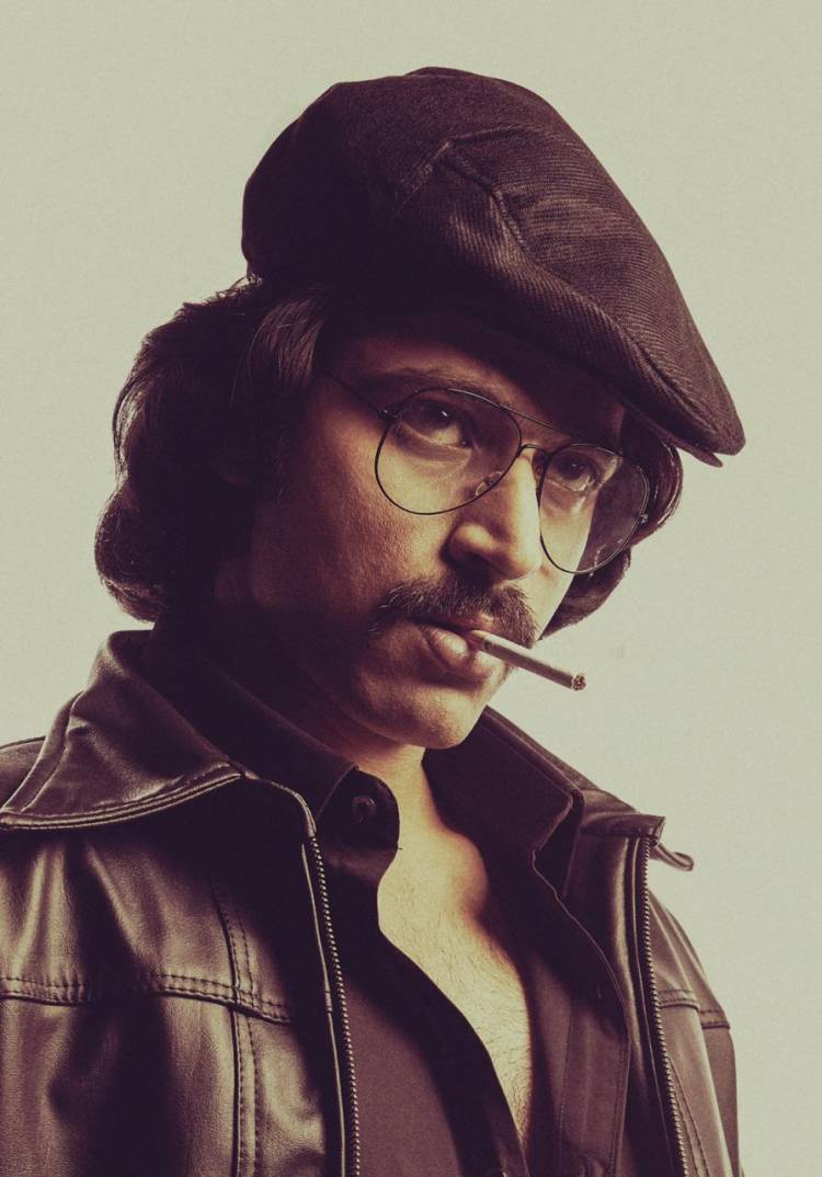 #STAR Ulaga Nayagan it is  How can we ever forget this iconic look from Sigappu rojakkal ? 