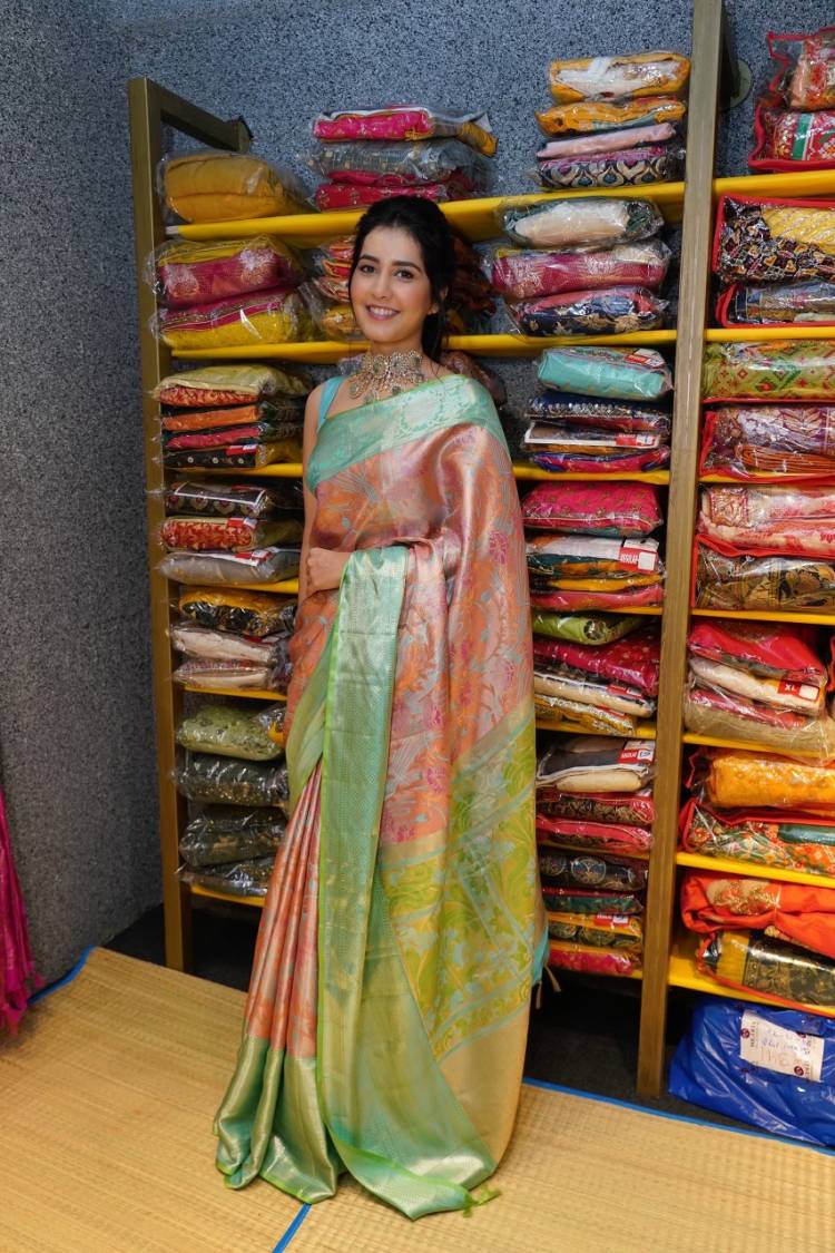 Actress #RaashiKhanna looks gorgeous in these pictures from the store opening function in Hyderabad today.