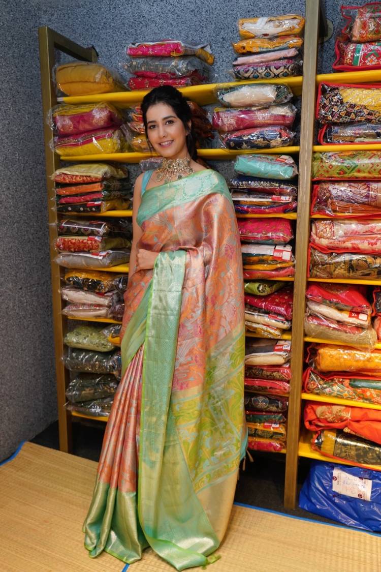 Actress #RaashiKhanna looks gorgeous in these pictures from the store opening function in Hyderabad today.