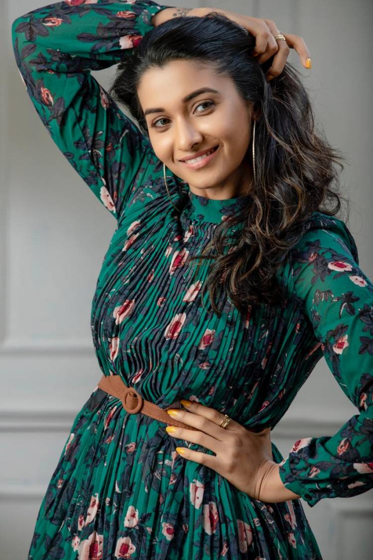 Dazzling New Pics of Actress @priya_Bshankar