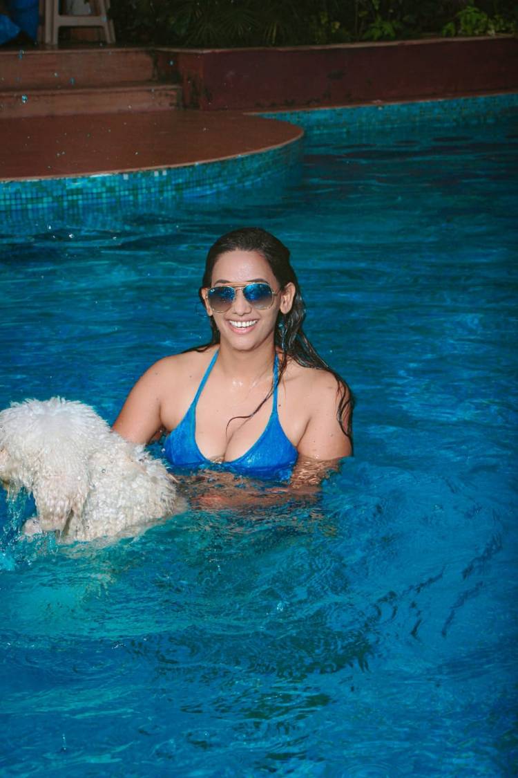 Stunning pictures of actress @SanjanaSingh_  enjoying  in a pool .. 