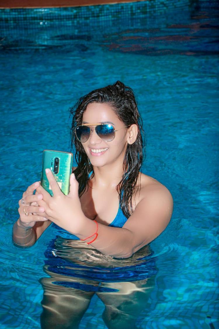 Stunning pictures of actress @SanjanaSingh_  enjoying  in a pool .. 