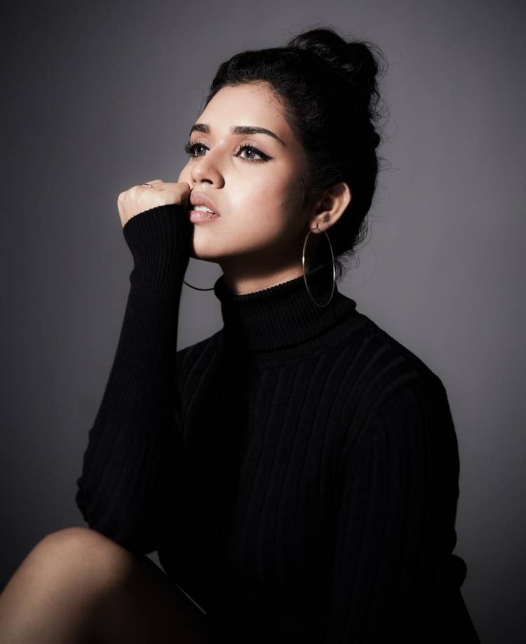 The Stylish Stills Of Actress #MeenakshiGovindharajan Makes It Simple With Her Elegant & Classy Look!!