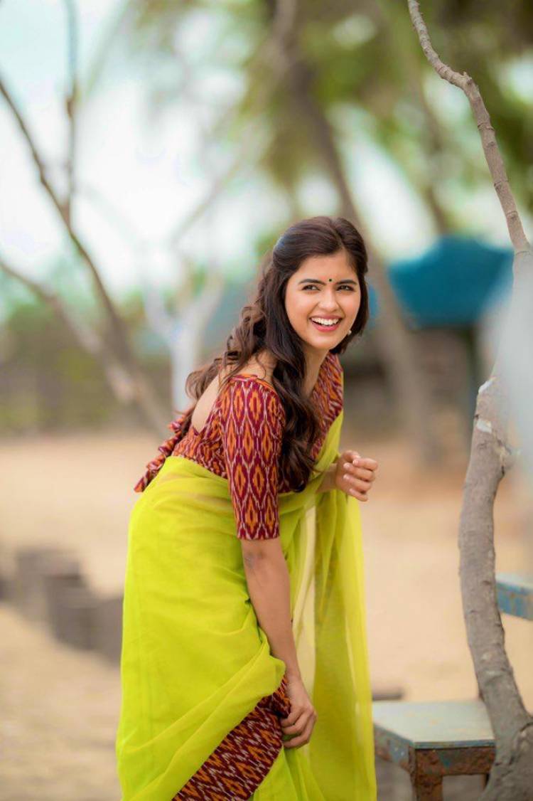 Actress #AmrithaAiyer looks ravishing in green.