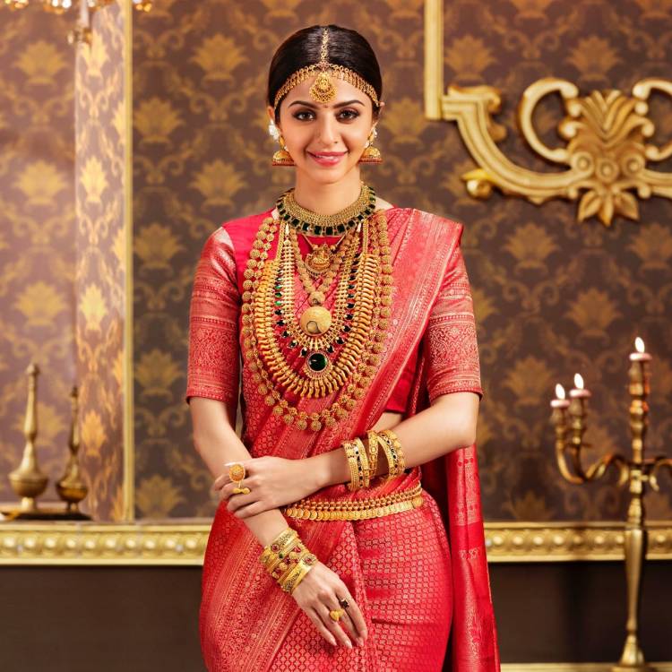 The ever gorgeous #Vedhika looks regal in this traditional attire.