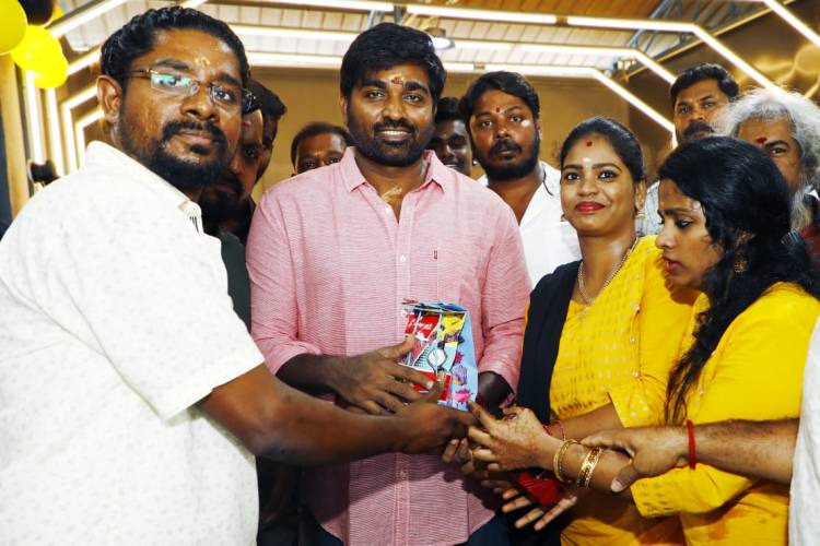 சென்னை நாவலூரில் கார் கேர் நிறுவனத்தை திறந்து வைத்த  நடிகர் விஜய் சேதுபதி..!