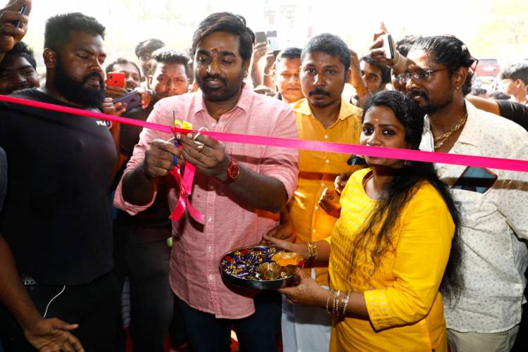 சென்னை நாவலூரில் கார் கேர் நிறுவனத்தை திறந்து வைத்த  நடிகர் விஜய் சேதுபதி..!