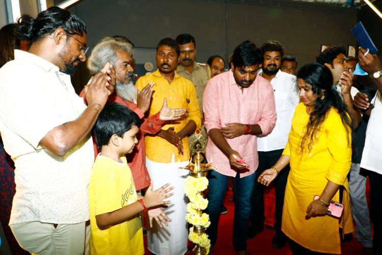 சென்னை நாவலூரில் கார் கேர் நிறுவனத்தை திறந்து வைத்த  நடிகர் விஜய் சேதுபதி..!