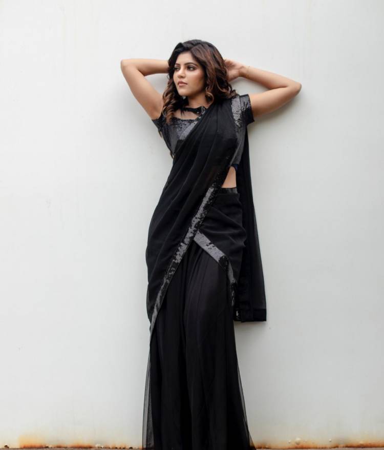 Actress AthulyaRavi looks ravishing in black!