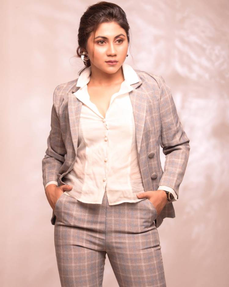 Stylish makeover for the #Aaruthra actress #MeghaliMeenakshi, looks elegant!