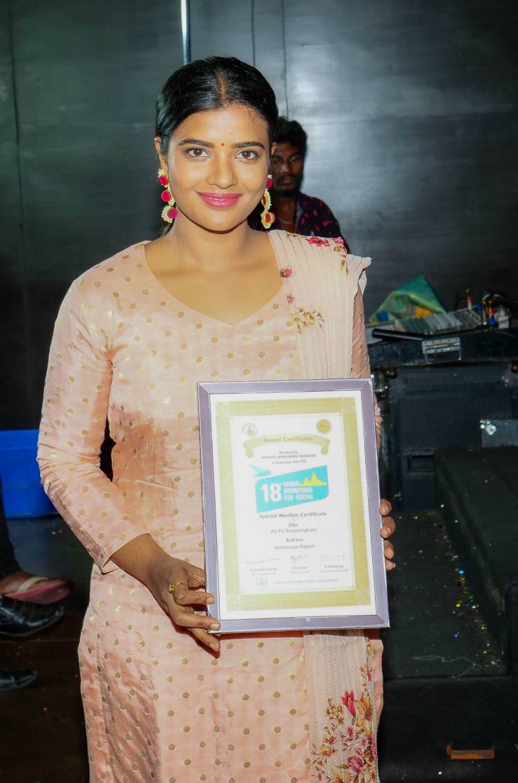 நடிகை ஐஸ்வர்யா ராஜேஷ் அரசின் கலைமாமணி விருது பெற்றதைத் தொடர்ந்து சென்னை சர்வதேச திரைப்படவிழாவிலும் சிறந்த நடிகைக்கான விருதைப் பெற்றார்