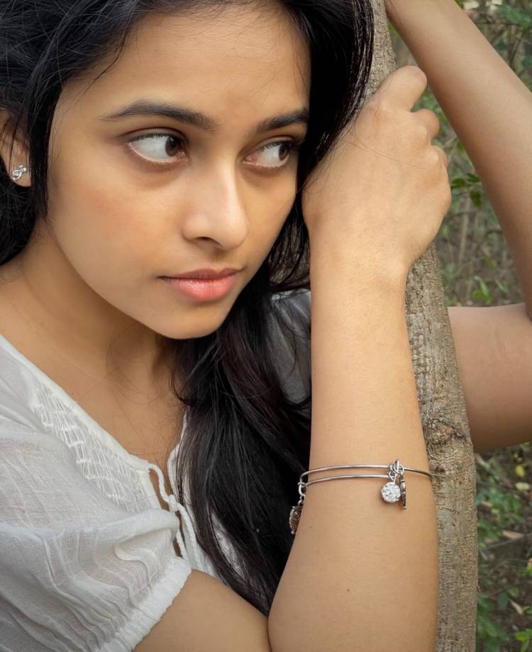 Take A Look At Dazzling Sridivya, Mesmerizing With Her Cherishing Casual Look!!