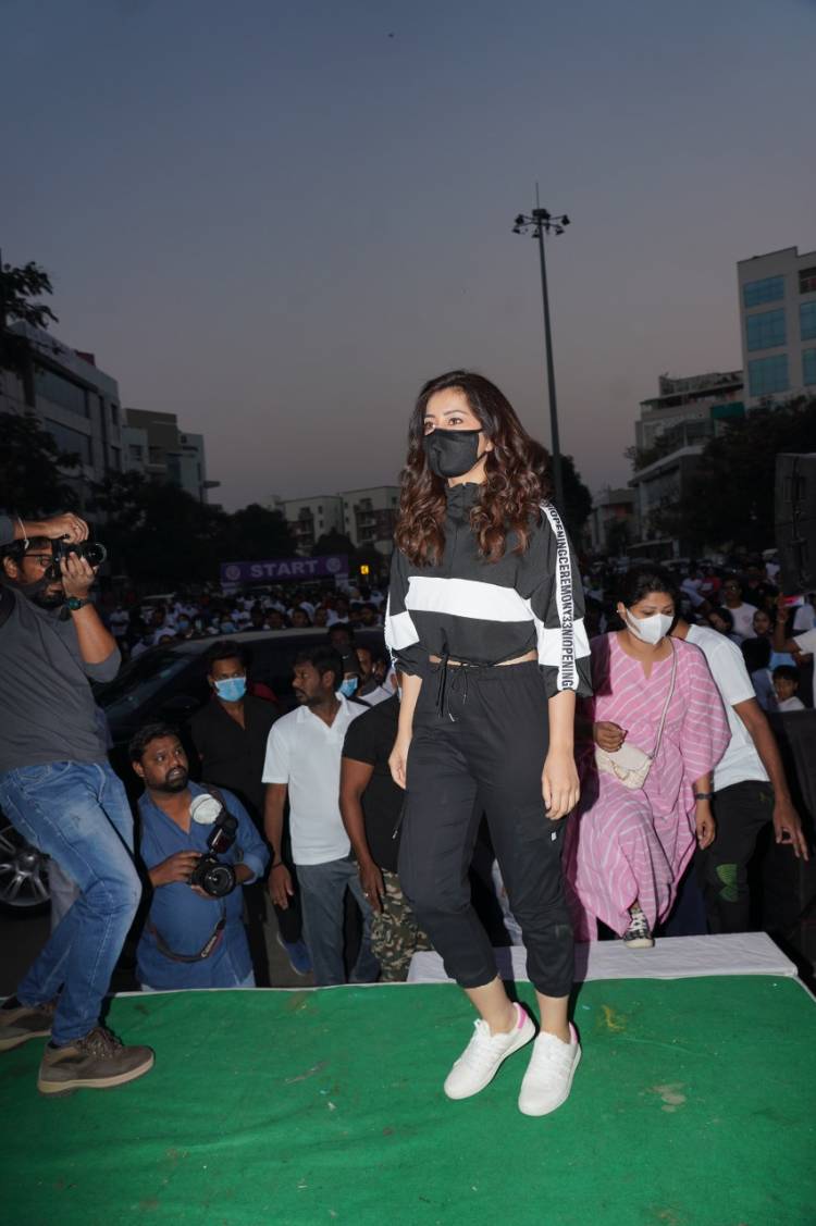 On the eve of Women's Day, Actress #RaashiiKhanna flags off a run for women's empowerment at the Hit Exhibition. 