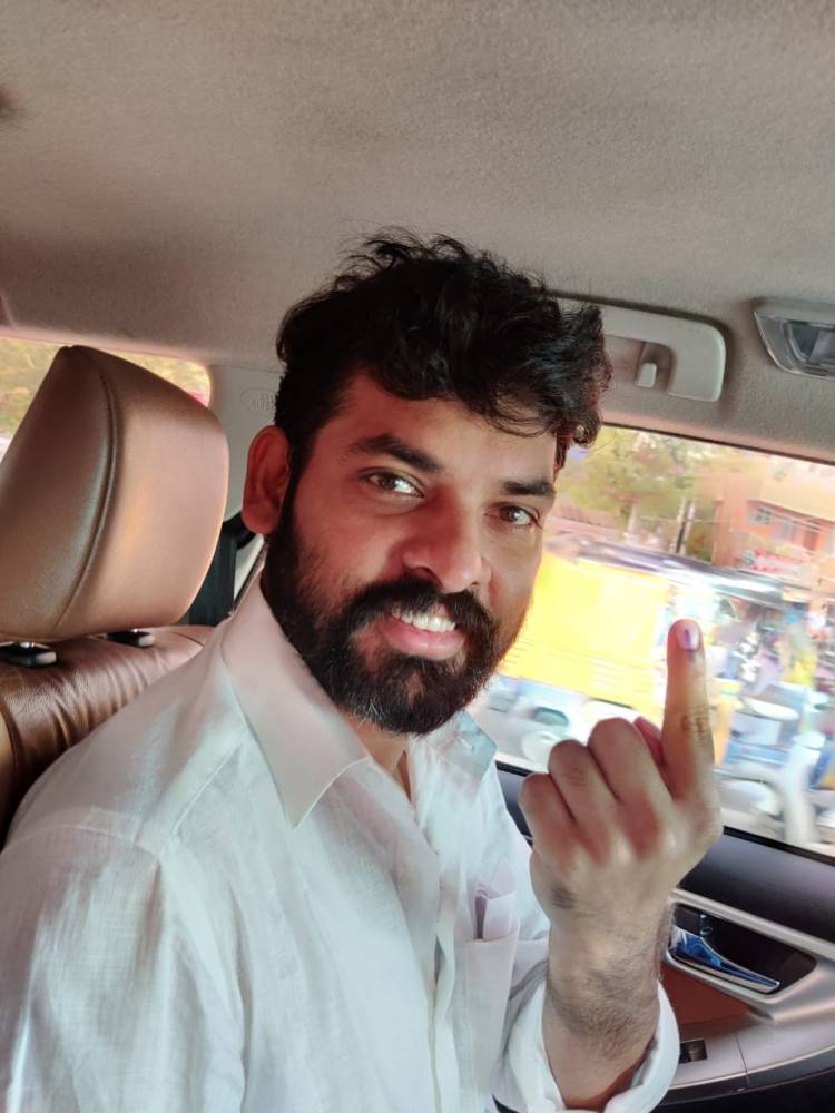 Actor @ActorVemal casted his vote for the 2021 Tamilnadu Assembly elections at Marthoma Matriculation Higher Secondary school virugampakkam