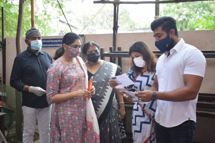 Actor Arunvijay and his Family members cast their votes