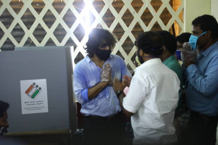 #ChiyaanVikram came by walk to cast his vote at the Besant Nagar polling booth today.