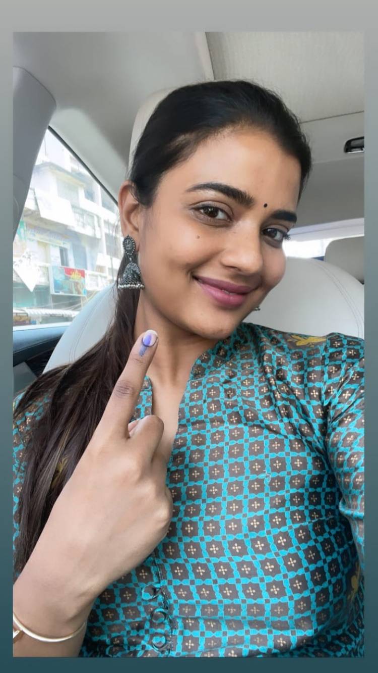 Actress @aishu_dil casts her vote.
