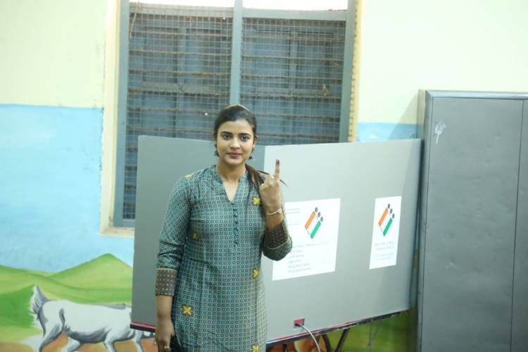 Actress @aishu_dil casts her vote.