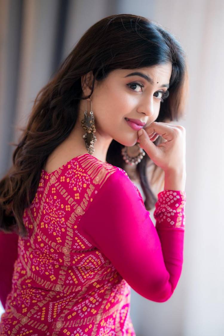 Pretty in pink! #AmrithaAiyer is elegance personified in these pics from her latest photoshoot.
