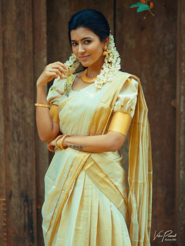 Actress #AnjuKurian Looks Beautiful in this Traditional photoshoot.