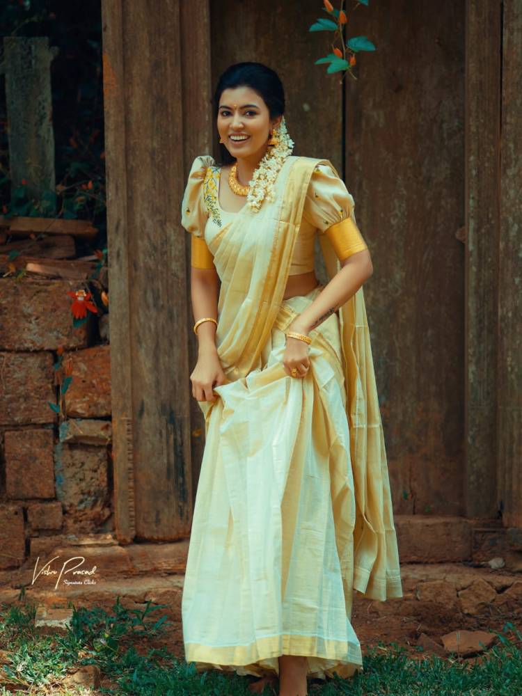 Actress #AnjuKurian Looks Beautiful in this Traditional photoshoot.