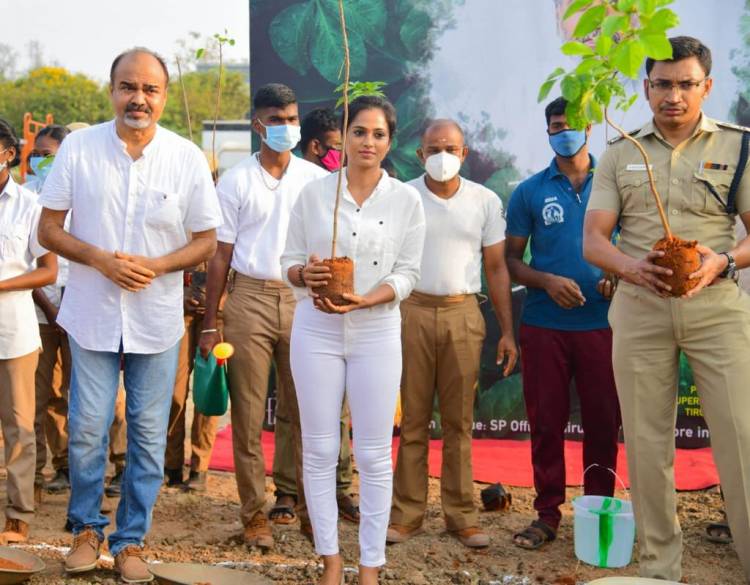 சின்ன கலைவாணர்  விவேக் அவர் நினைவாக  மர கன்றுகளை  திருவள்ளூர்  ஆயுத படை  மைதானத்தில்  மாவட்ட SP. அரவிந்தன். &ரம்யா பாண்டியன் மற்ற காவலர் களும் நட்டு சிறப்புரை ஆற்றினர்..
