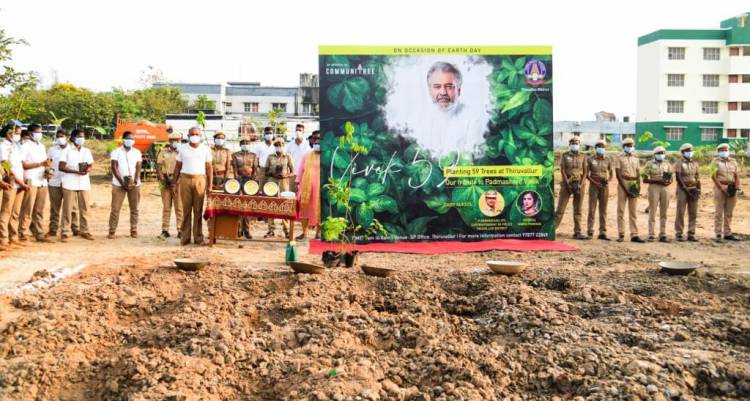 சின்ன கலைவாணர்  விவேக் அவர் நினைவாக  மர கன்றுகளை  திருவள்ளூர்  ஆயுத படை  மைதானத்தில்  மாவட்ட SP. அரவிந்தன். &ரம்யா பாண்டியன் மற்ற காவலர் களும் நட்டு சிறப்புரை ஆற்றினர்..