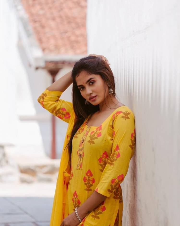 Actress #tejuashwini looks vibrant and beautiful in the yellow salwar.