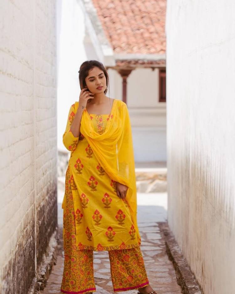 Actress #tejuashwini looks vibrant and beautiful in the yellow salwar.