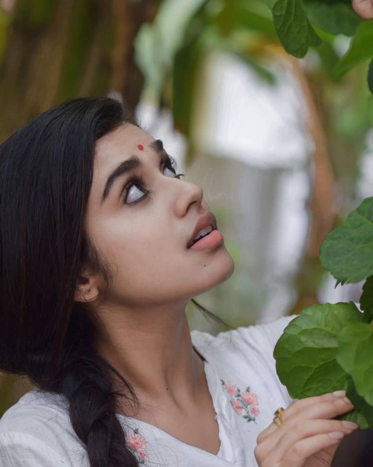 Actress #MeenakshiGovindarajan looks charming in the latest photoshoot stills.