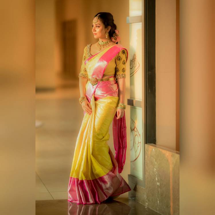 Actress #VidhyaPradeep looks mesmerising in a traditional yellow outfit which definitely takes your breath away