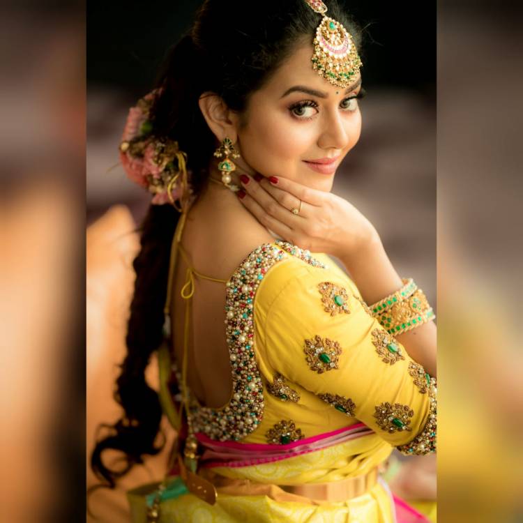 Actress #VidhyaPradeep looks mesmerising in a traditional yellow outfit which definitely takes your breath away