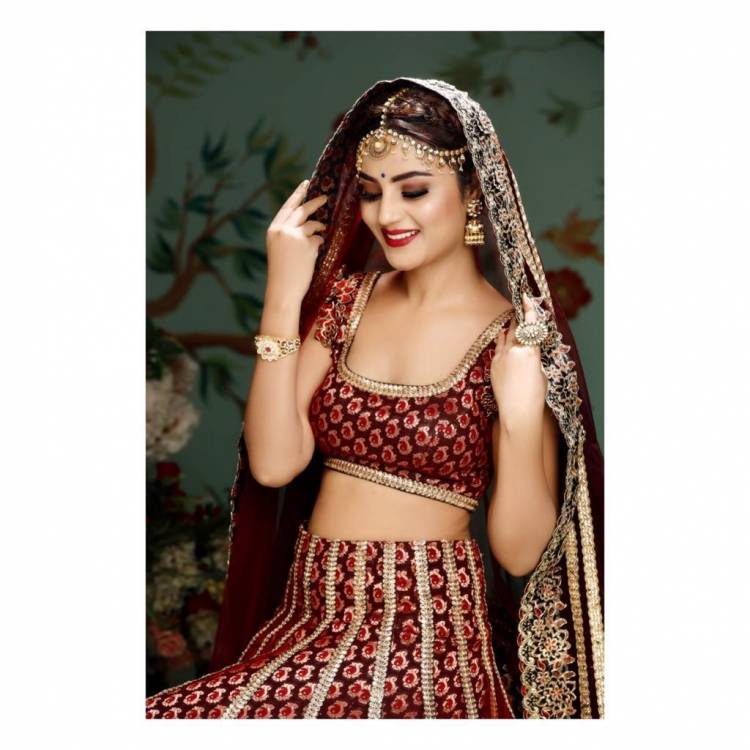 Actress #MinakshiJaiswal looks right out of a fairytale in the beautiful lehenga.