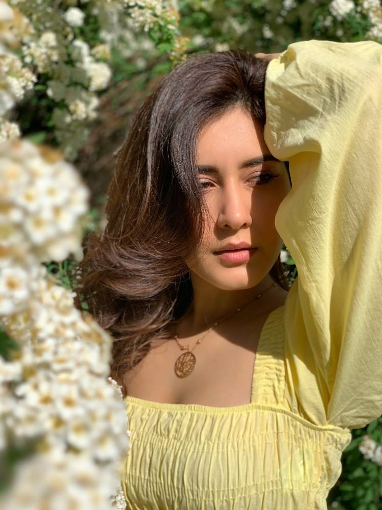 Breathtakingly beautiful #RaashiiKhanna surrounded by Mother Nature on #WorldEnvironmentDay 