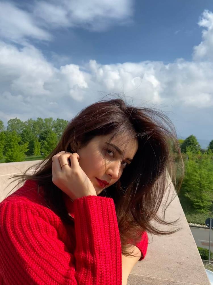 #RaashiiKhanna enjoys the cool breeze, looks ravishing in red!  