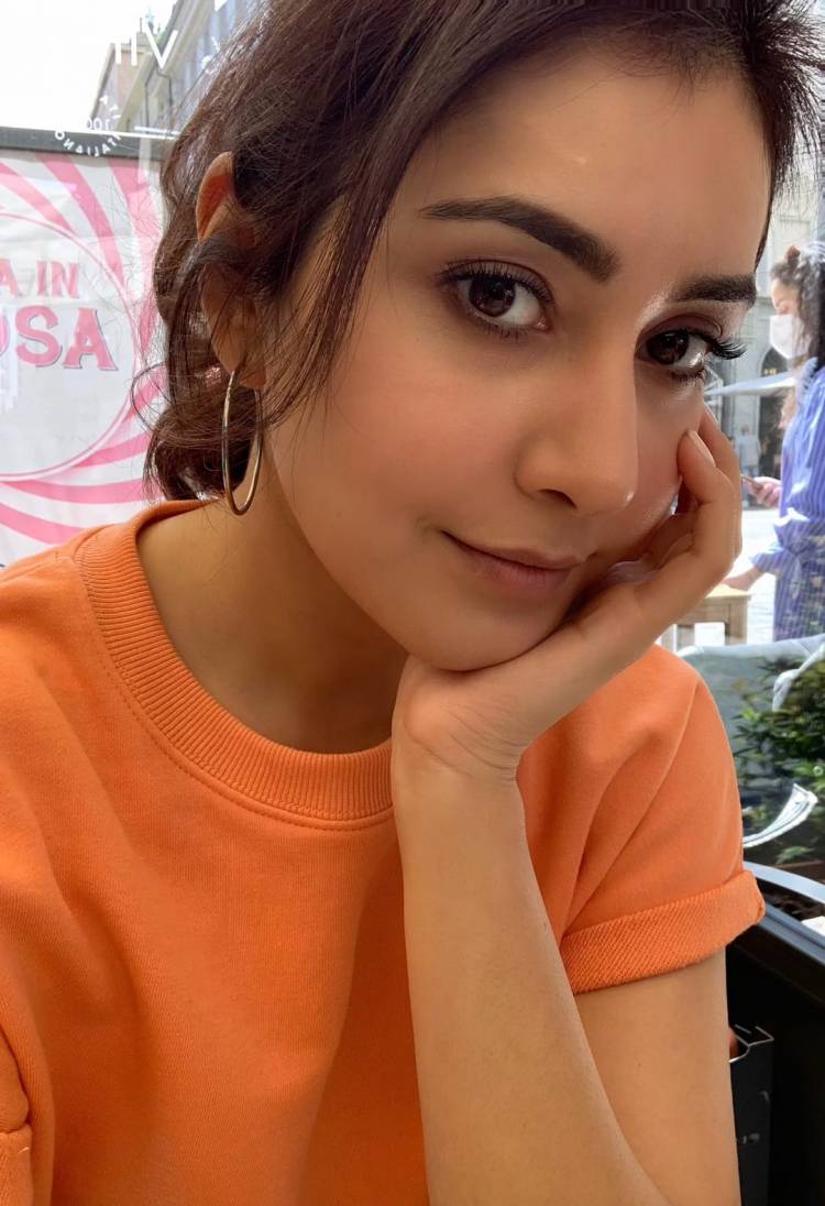 #RaashiiKhanna looks as pretty as a picture in this orange Tee.