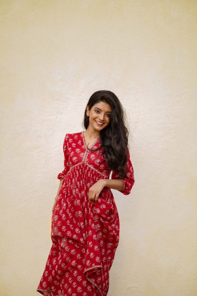 #NivedhithaaSathish sports a bright smile and a cute next-door-girl look  in these lovely pictures