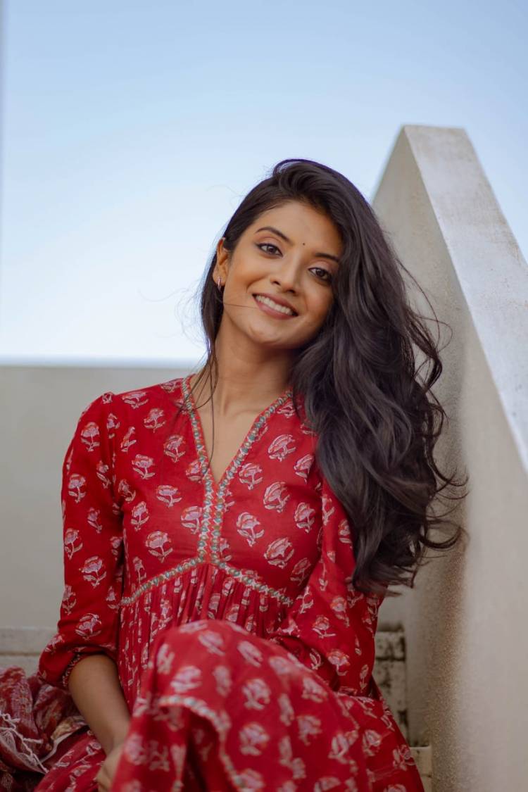 #NivedhithaaSathish sports a bright smile and a cute next-door-girl look  in these lovely pictures