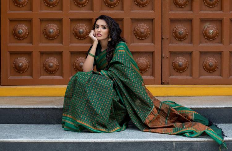 Take A Look at These Cool Looks of  Alluring Beauty #AksharaGowda in This Traditional Saree!