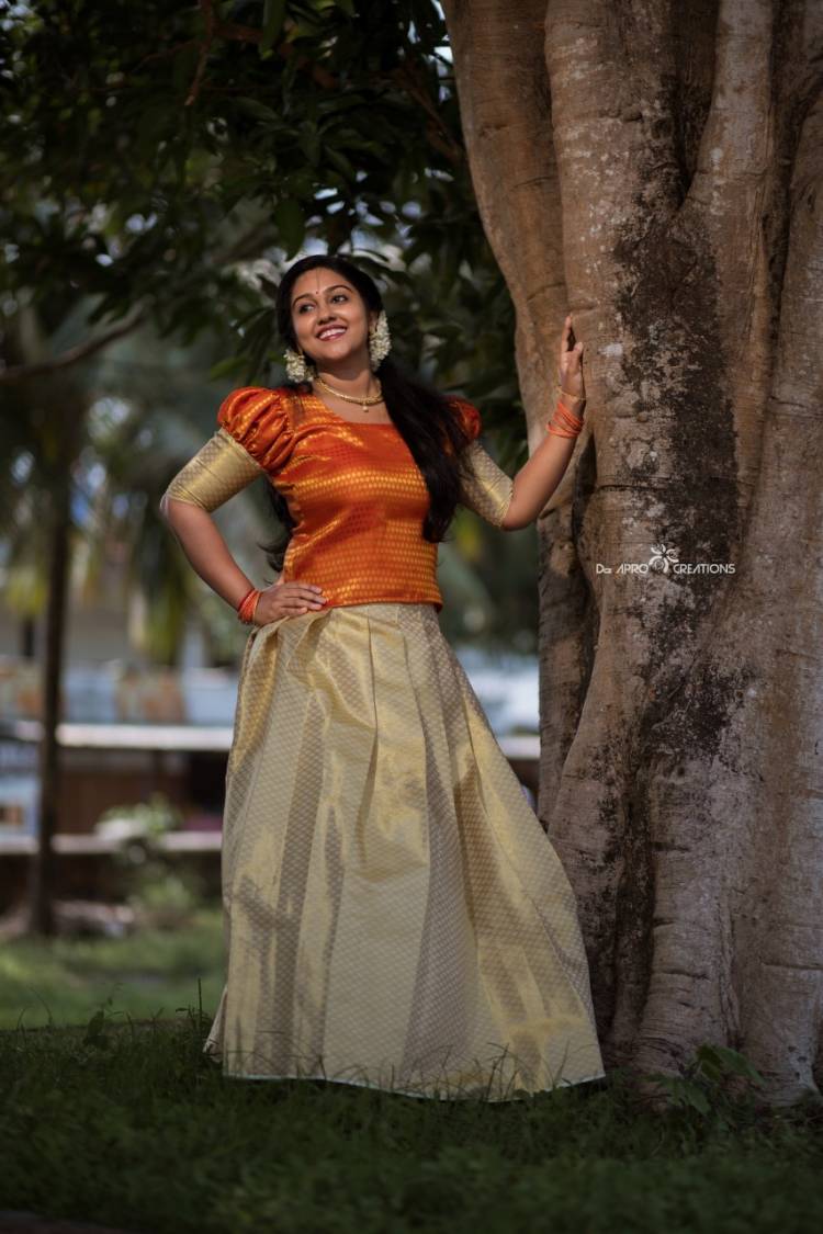 Actress Sushma Prakash looks ravishing as ever in traditional outfit.